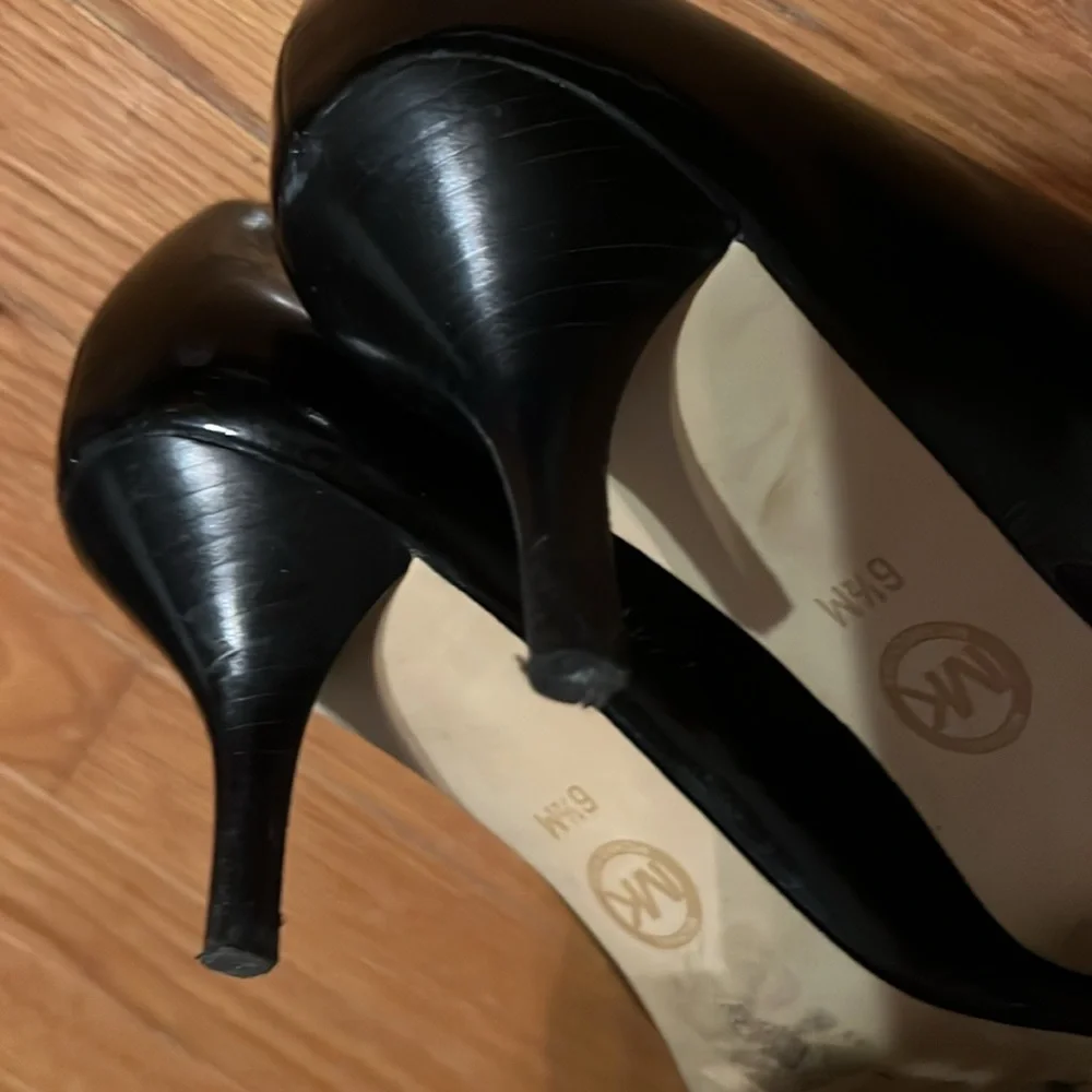 Michael Kor Black Logo Shoes 2.5 inch heel rounded toe - Picture 12 of 15